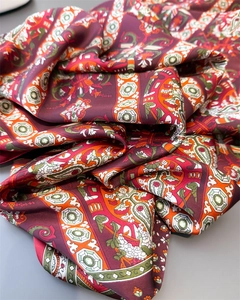 Vue macro d'un foulard en soie de luxe avec motifs vintage et reflets satinés