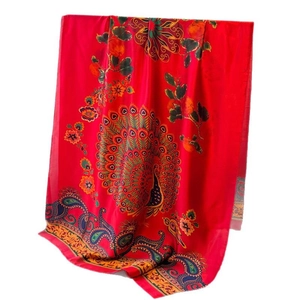 Roter langer Seidenschal mit Pfauenmuster und floralem Paisleydruck auf weißem Hintergrund