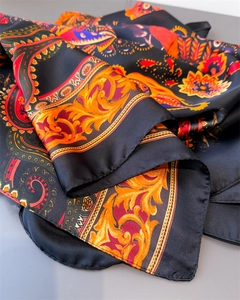 Nahaufnahme eines seidenartigen Paisley- und Blumendrucks mit glänzender Satinstruktur