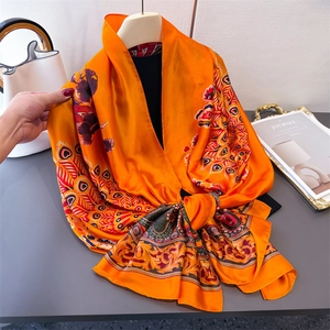 Leuchtend oranger Seidenschal mit Pfauenfeder-Muster und barocken Paisley-Motiven