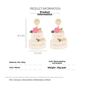 Detailansicht der Hochzeitstorten-Ohrringe mit Perlen und Just Married Aufschrift
