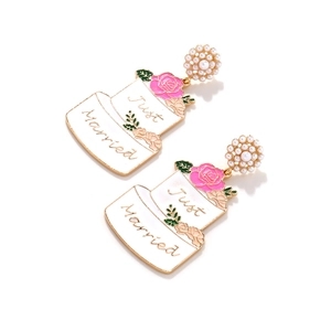 Emaille Hochzeitstorte Ohrringe mit rosa Rosen, Perlen und Just Married Motiv