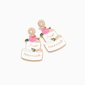 Detail der Just Married Hochzeitstorte Ohrringe mit Emaille-Rosen und Perlen