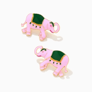 Gros plan détaillé des boucles d'oreilles éléphant rose avec émail vert et doré