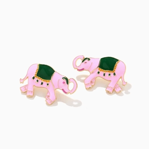 Boucles d'oreilles éléphant en émail rose avec selle verte et alliage doré