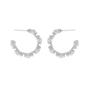 Orecchini vintage a forma di C in argento con rose in rilievo su metallo lucido