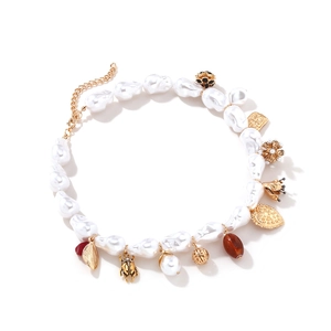 Collier de perles baroques vintage avec charmes dorés d'insectes et fleurs