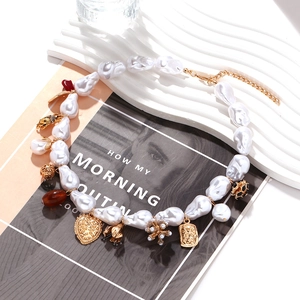 Collier en perles baroques vintage avec pendentifs fleurs dorées et pierres colorées
