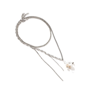 Collier multicouche avec strass, perle baroque et épingle argentée au design punk chic