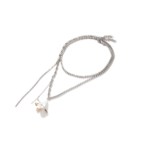 Détail de colliers argentés multicouches avec chaînes en strass et pendentif lapin mignon