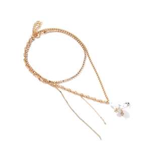Vue détaillée du collier doré multi-rangs avec perle irrégulière et charme épingle à nourrice