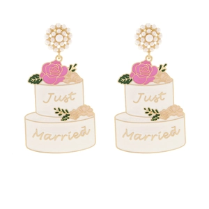 Just Married Hochzeitstorte Ohrringe mit weißem Emaille, rosa Rosen und Kunstperlen