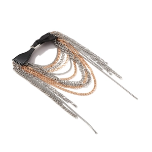 Meerlaagse metalen ketting met PU-lederen band en opvallende punk-stijl metalen franjes