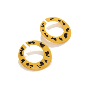 Boucles d'oreilles émaillées jaunes en forme de C avec motif graffiti noir et tiges argent