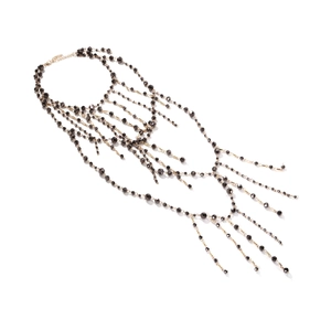 Collier à franges multicouches avec perles en verre noires et détails dorés