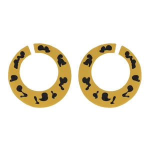 Boucles d'oreilles créoles jaunes en C avec motif artistique à l'encre noire