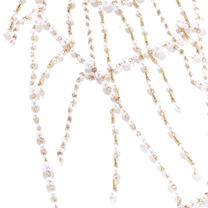 Détail du collier à franges multicouches avec perles blanches et tubes en métal doré