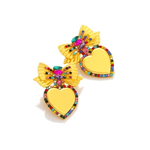 Dettaglio di orecchini vintage con fiocco dorato, cuore e cristalli colorati