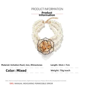 Collier de perles multi-rangs avec un grand pendentif fleur en maille et des strass