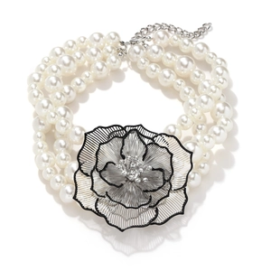 Collier de perles à trois rangs avec grand pendentif fleur argent et noir et cristaux