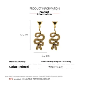 Détails des boucles d'oreilles serpent dorées avec dimensions 5,5x2,2cm et specs en alliage