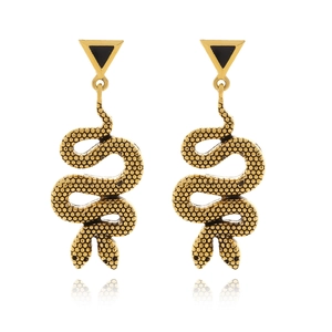 Détail de boucles d'oreilles serpent avec clous noirs et texture dorée ciselée