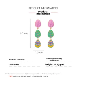 Dettaglio degli orecchini colorati a forma di uovo di Pasqua con dimensioni e materiali