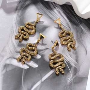 Boucles d'oreilles serpent double tête rétro dorées avec textures noire et blanche