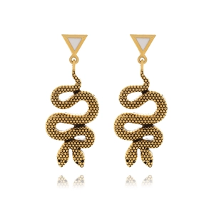Détail macro de boucles d'oreilles serpent dorées avec écailles texturées et incrustation