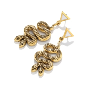 Gros plan détaillé des boucles d'oreilles serpent dorées montrant les textures d'écailles
