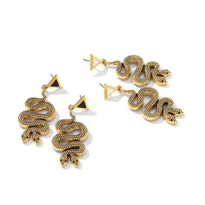 Vue détaillée de boucles d'oreilles serpent dorées rétro avec textures et accents de couleur