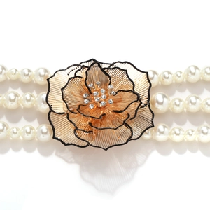 Collier de perles élégant avec perles blanches et grand pendentif fleur dorée ajourée
