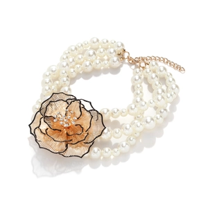 Collier de perles à trois rangs avec grand pendentif fleur dorée et cristaux brillants