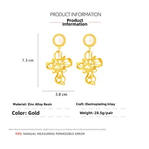 Vue détaillée des boucles d'oreilles croix baroques avec mesures de 7,3 cm sur 3,8 cm