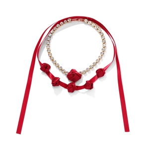 Ensemble de colliers superposés avec roses en soie rouge et chaîne de cristaux