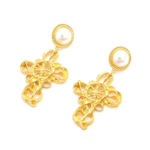 Boucles d'oreilles baroques vintage avec croix et perles en finition dorée sur fond blanc