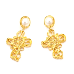 Boucles d'oreilles croix baroque avec perles blanches et détails filigranes dorés