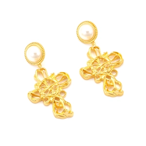 Boucles d'oreilles baroques en forme de croix dorée avec perles blanches élégantes