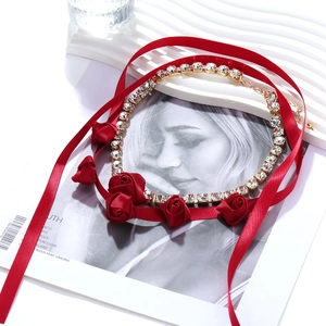 Collier luxueux à strass superposé avec roses en soie rouge faites main et chaîne dorée