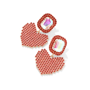 Gros plan de boucles d'oreilles cœur en strass rouges avec bords pixelisés dorés