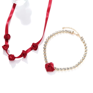 Ensemble élégant de choker à roses en tissu rouge et collier doré orné de cristaux