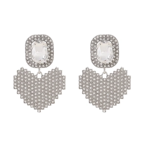 Détail macro de boucles d'oreilles cœur pixel en argent serties de strass brillants
