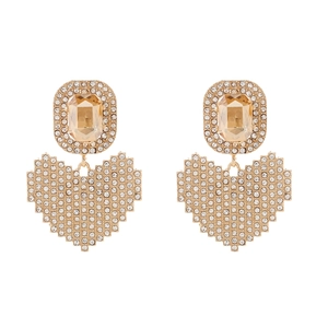 Détail de boucles d'oreilles cœur en zircon champagne avec accents en cristal pavé
