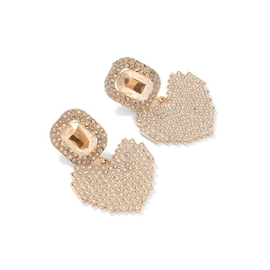 Gros plan sur des boucles d'oreilles cœur pixélisées dorées ornées de strass étincelants
