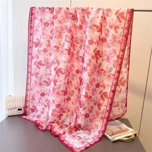Satin-Schal mit Blumenmuster in Rosa und Rot, elegantes langes Design mit Bordüre