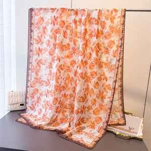 Langer Seidenschal mit Blumenmuster in Orange und Erdtönen als Sonnenschutz-Tuch