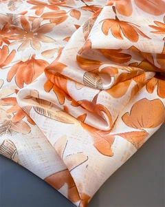 Detail eines Seidenschals mit Blumendruck, weicher Stoffstruktur und elegantem Fall
