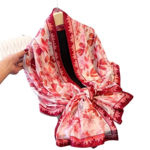 Eleganter Seidenschal mit Blumenmuster in Rot und Rosa auf weißem Hintergrund
