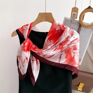 Grand foulard carré en soie artificielle à imprimé floral rouge et bordure bordeaux sur cintre