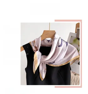 Dettaglio foulard in raso effetto seta con stampa a gru blu e acero autunnale